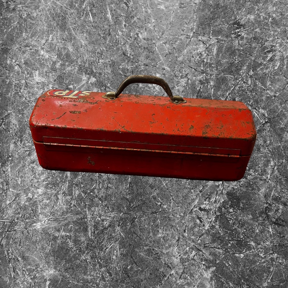 Vintage Rusty Red “STP” Toolbox with miscellaneous items inside. - Picture 5 of 9